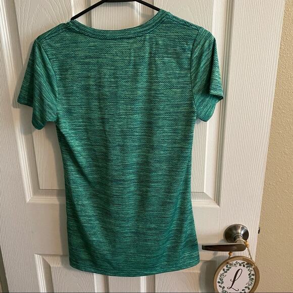 LOT of 2 Reebok V-Neck Workout Tee Shirts Size Small - Picture 7 of 11